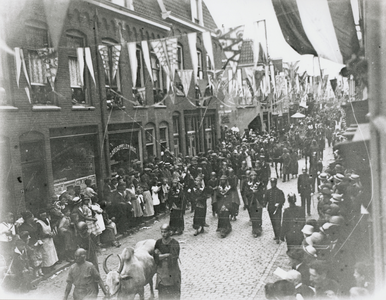 875645 Afbeelding van de maskerade-optocht ter gelegenheid van het 58e lustrum (290-jarig bestaan) van de Universiteit ...